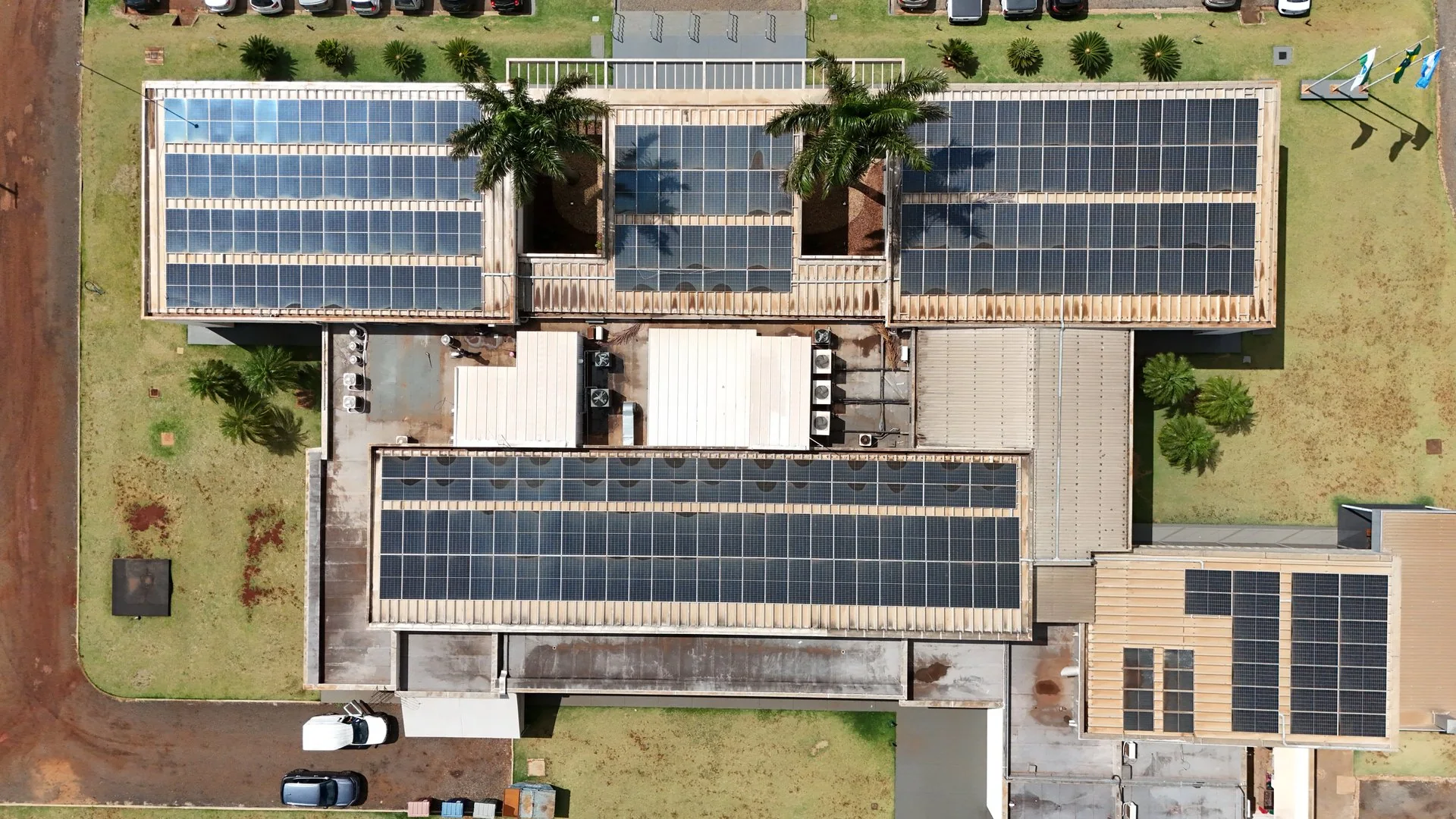 Vista aérea de instalação solar completa com palmeiras