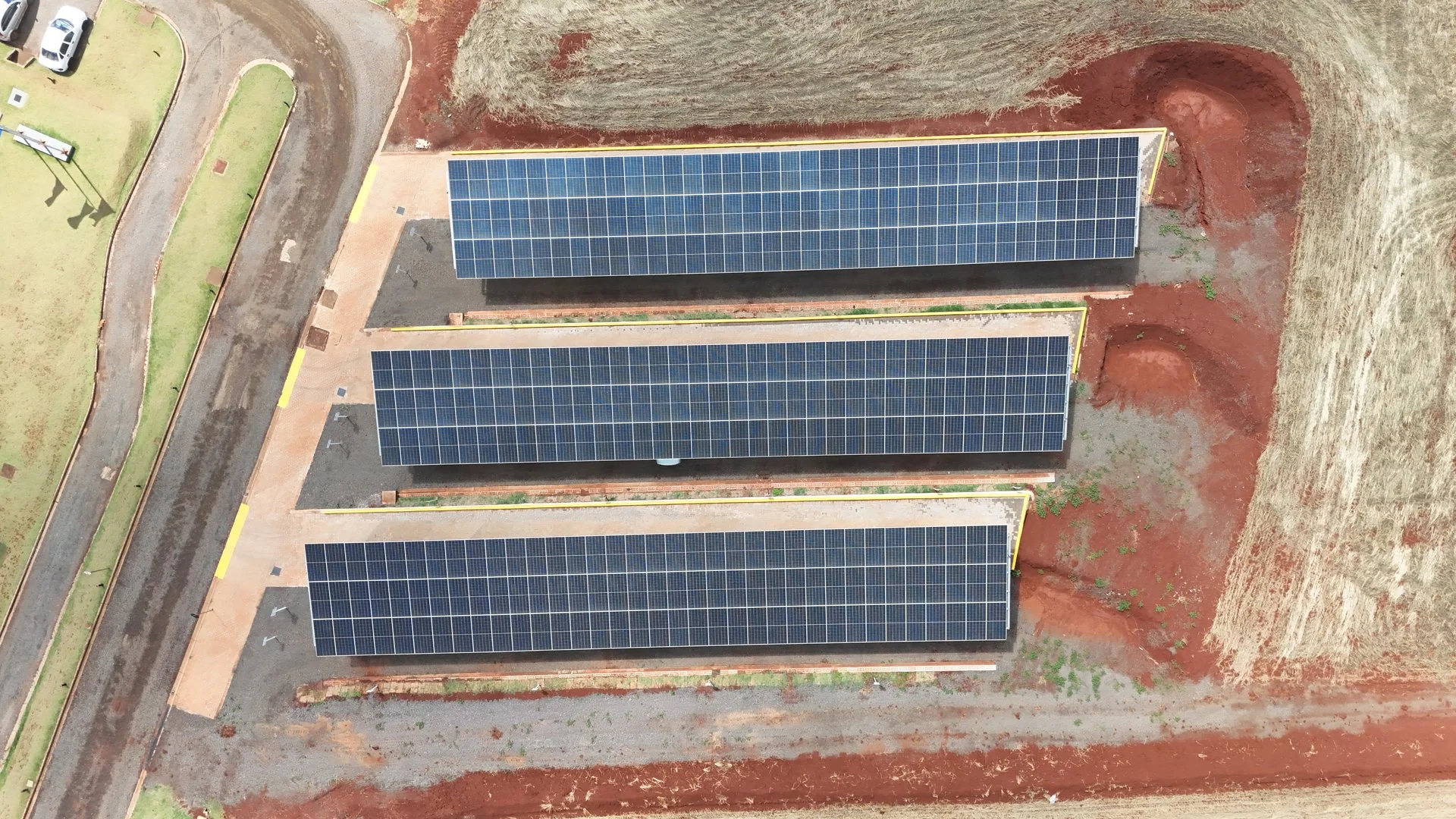 Sistema solar ground-mount em estacionamento coberto