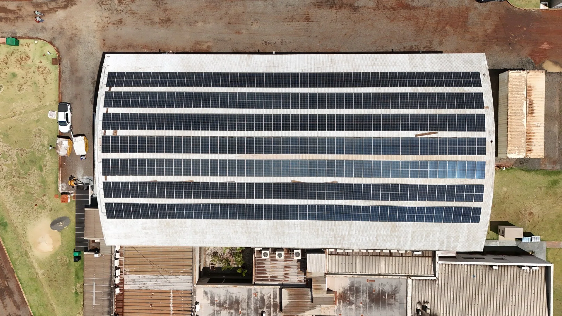Close-up de centenas de painéis solares em telhado industrial